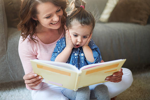 mommy, mommy perché il drago mangiare una principessa? - child reading mother book foto e immagini stock