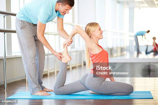 Profesor De Yoga Foto de stock y más banco de imágenes de Actividad - Actividad, Actividades recreativas, Actuación - Representación