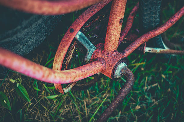 レトロバイクた - bicycle broken old chain ストックフォトと画像
