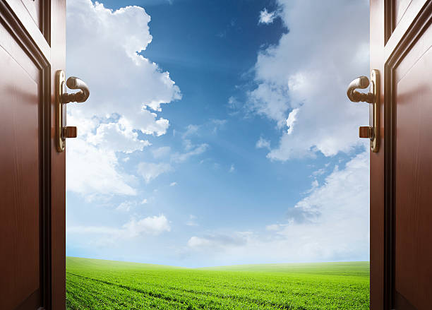zimmer mit offenen tür auf der wiese mit grünem gras - opportunity door new cloud stock-fotos und bilder