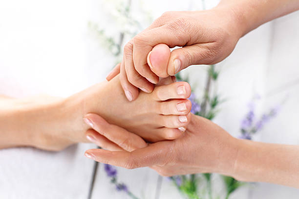 doskonale zadbane stopy - reflexology pedicure human foot massaging zdjęcia i obrazy z banku zdjęć