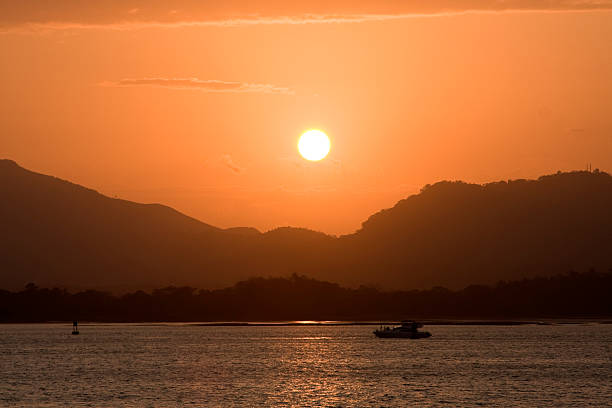 해질녘까지 굴절률은 파나마운하 - panama canal panama mountain sunset 뉴스 사진 이미지