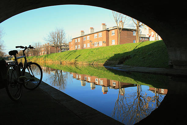 grande canal com reflexão em dublin - dublin ireland brick built structure building exterior imagens e fotografias de stock