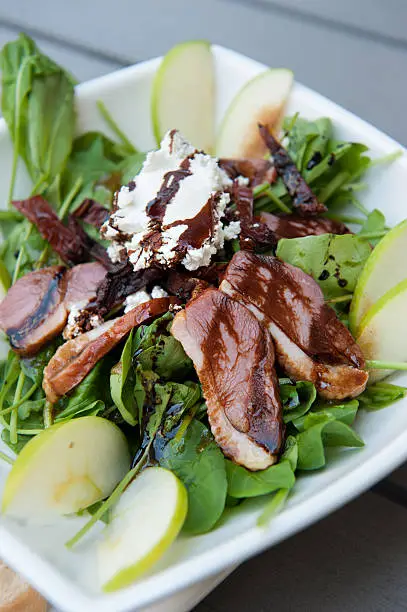 Salade de canard smoked duck rocket salad goatcheese walnut apple sundriedtomato