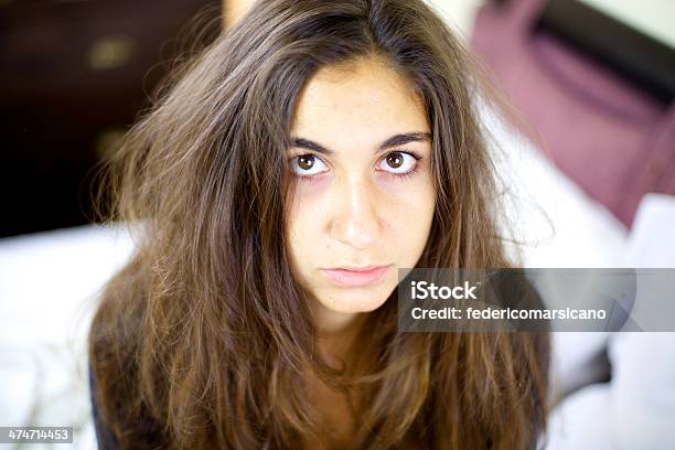 Mujer Triste Y Enfermo Que Realmente Negativo Cabello Foto de stock y más banco de imágenes de Sin maquillaje