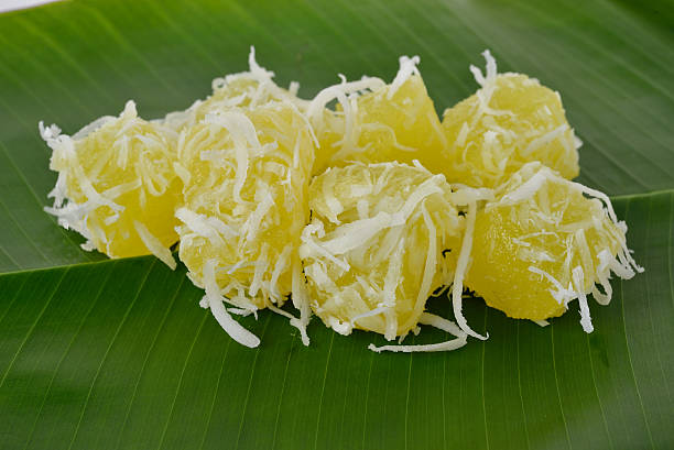 istock Thai dessert steam-minced cassava with shredded coconut on banan 474716448