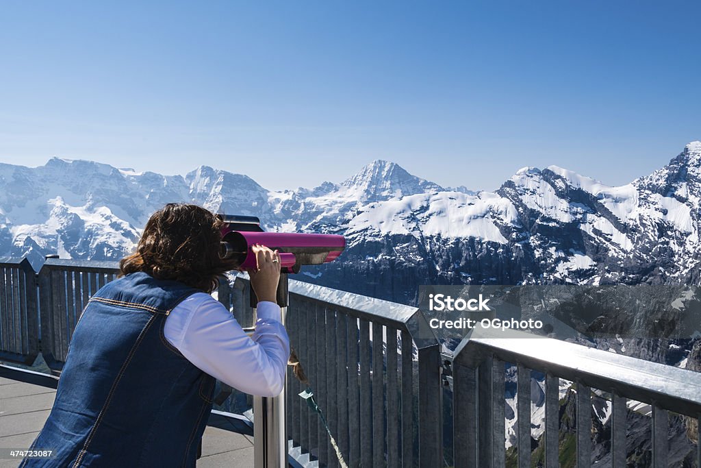 Mujer mirando a través de binoculares de gran respeto nieve cove - Foto de stock de Adulto libre de derechos