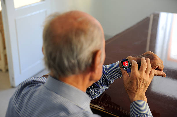 старший мужчина с помощью смарт-часы - pulse clock стоковые фото и изображения