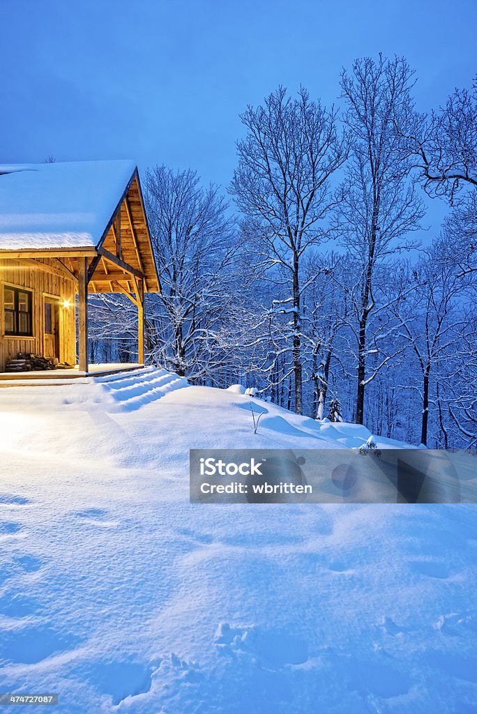 Rústico de cabina en invierno Ventisca snowstorm por la noche - Foto de stock de Nieve libre de derechos