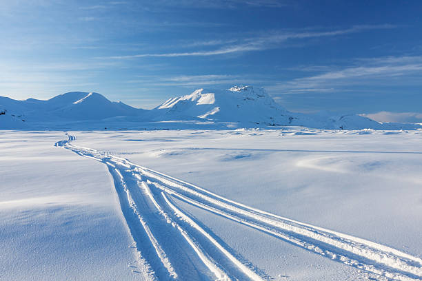 snowmobile 추적 - dirt road tranquil scene blue travel destinations 뉴스 사진 이미지