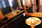 modernes-badezimmer-innenraum-im-restaurant.jpg?b=1&s=170x170&k=20&c=IqPJCR7p4Wq7bsB7Iqd1mmqHxr6loNyC4ss85hcv2FY=