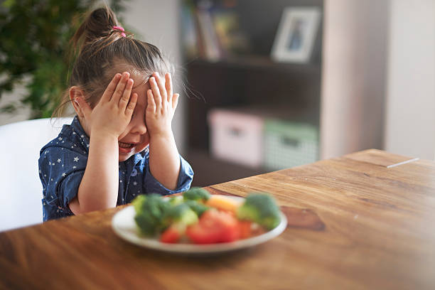 i hate с овощей!  i'm not ест это! - child eating стоковые фото и изображения