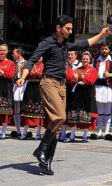 dança tradicional em herakliongreece_prefectures.kgm, grécia - parade music music festival town стоковые фото и изображения