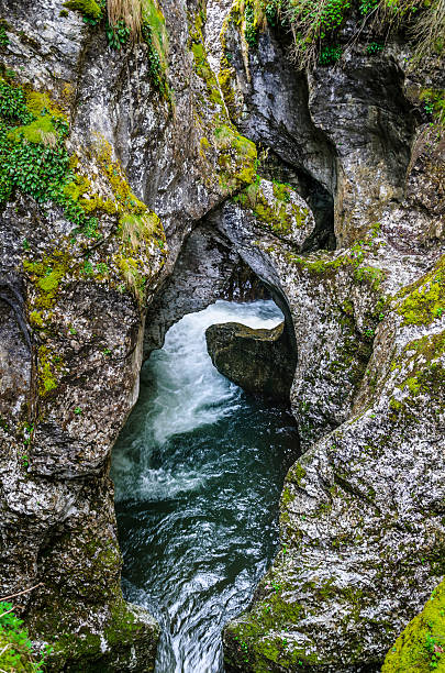 rivière dans la grotte de «gorge du diable», bulgarie - runnel photos et images de collection