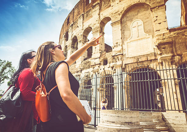 туристы с руководством перед колизей, рим - flavian amphitheater фотографии стоковые фото и изображения