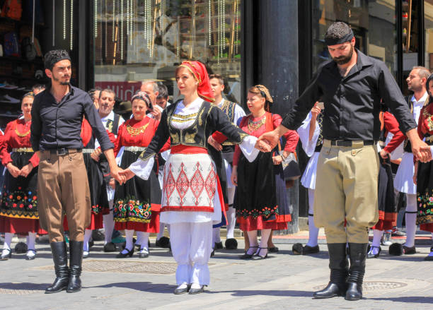 danças tradicionais em herakliongreece_prefectures.kgm, grécia - parade music music festival town стоковые фото и изображения