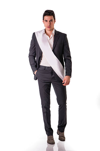 jeune homme en costume classique avec ceinture blanche, blanc - sash photos et images de collection