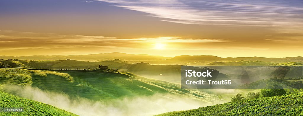 Paysages idylliques de champs verts en Toscane au coucher du soleil - Photo de Aube libre de droits