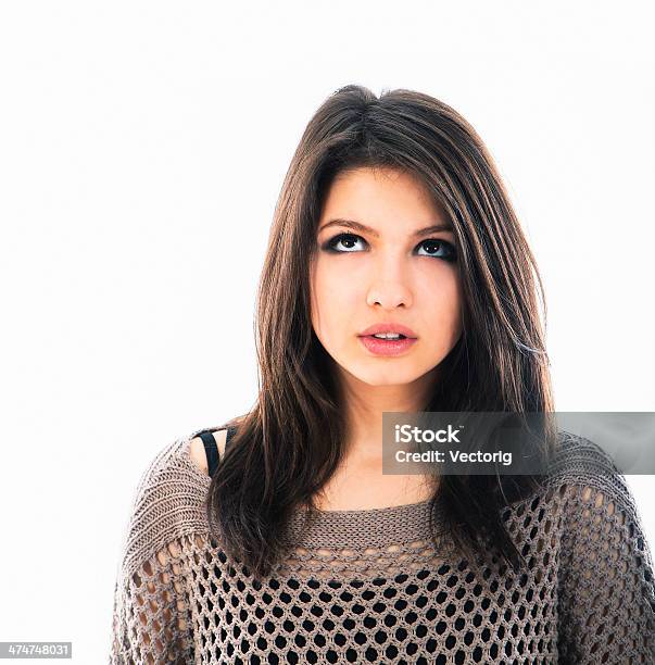 Mujer Joven Mirando Hacia Arriba Foto de stock y más banco de imágenes de Mirar alrededor - Mirar alrededor, 18-19 años, Adolescencia