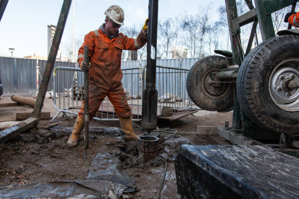 london travailleur une perceuse de forage pétrolier - borehole photos et images de collection