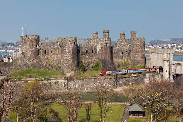 castelo de conwy e virgin trens voyager passageiro - conwy castle train travel people traveling - fotografias e filmes do acervo