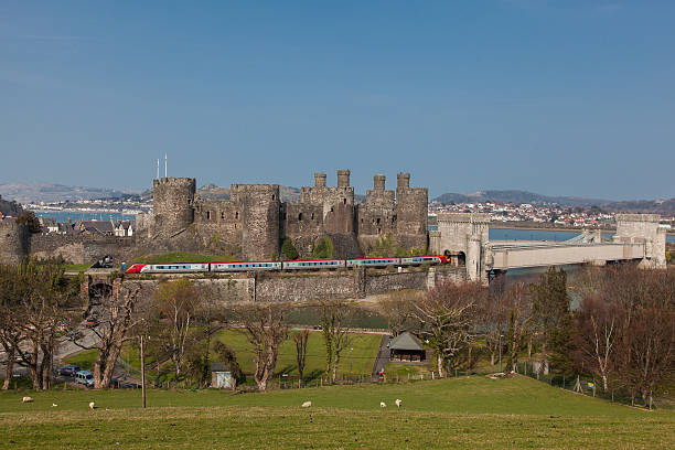 castillo de conwy y virgin trenes las lentes voyager tren de pasajeros norte de gales - conwy castle train travel people traveling fotografías e imágenes de stock