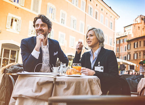 business-mann und frau mit frühstück - coffee couple italy drinking stock-fotos und bilder