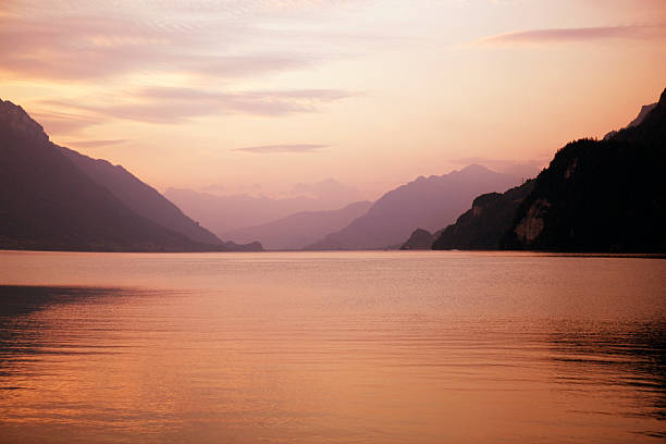 swiss lago tramonto - brienz mountain landscape lake foto e immagini stock