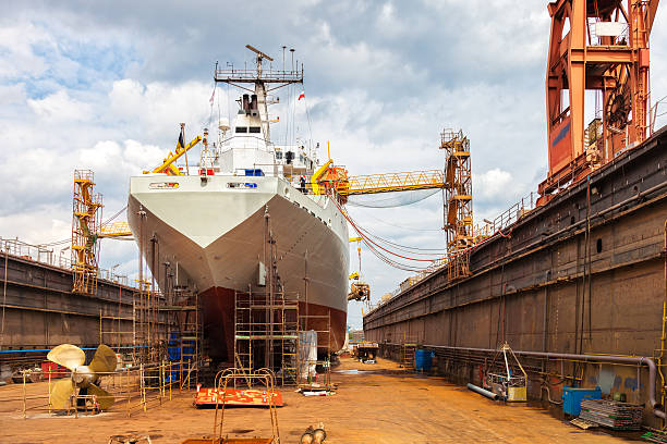 schiff in dry dock - construction equipment large construction crane stock-fotos und bilder