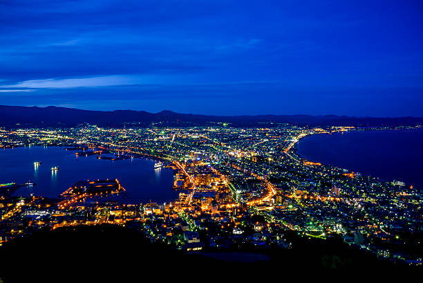 hermoso paisaje en hakodate japan5 - sky sea town looking at view fotografías e imágenes de stock