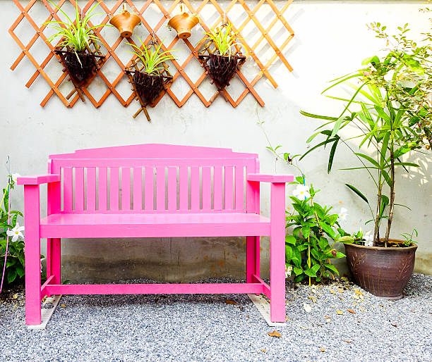 ping banco en el parque para descansar - chair grass flower bed nobody fotografías e imágenes de stock