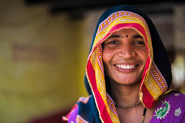 sonriente mujer india rural - indian culture women india indian ethnicity fotografías e imágenes de stock