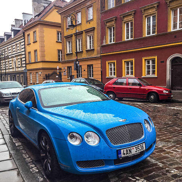 blu bentley parcheggiate in strada di varsavia, polonia - warsaw old town square foto e immagini stock
