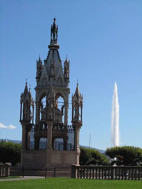 Photo of Jet d'eau and Brunswick monument in Geneva under blue sky