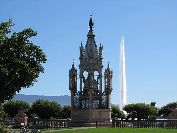 Photo of Jet d'eau and Brunswick monument in Geneva under blue sky