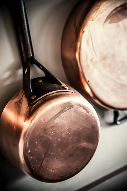 copper pans - koperen pan stockfoto's en -beelden