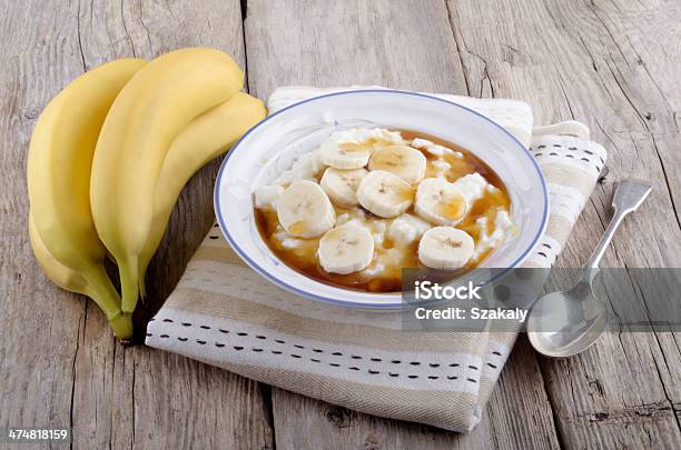 Budín De Arroz Con Porciones De Tipo Banana Foto de stock y más banco de imágenes de Arroz con leche - Arroz con leche, Plátano - Fruta tropical, Alimento