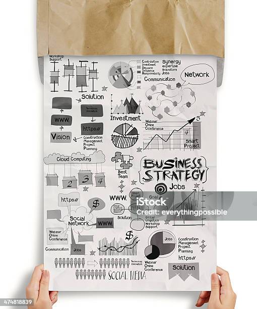 Руки Drawn Бизнесстратегии На Фоне Мятая Бумага — стоковые фотографии и другие картинки Бизнес - Бизнес, Бизнес стратегия, Бизнесмен