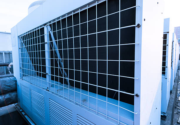 varanda na cobertura, ar-condicionado - furnace air conditioner air duct repairing - fotografias e filmes do acervo