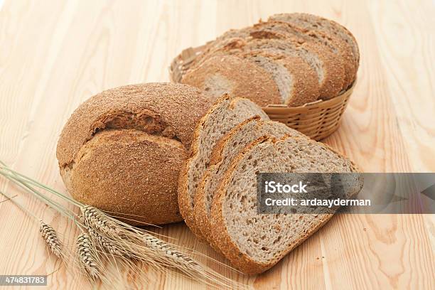 Marrón Pan De Trigo Foto de stock y más banco de imágenes de Al horno - Al horno, Alimento, Borde