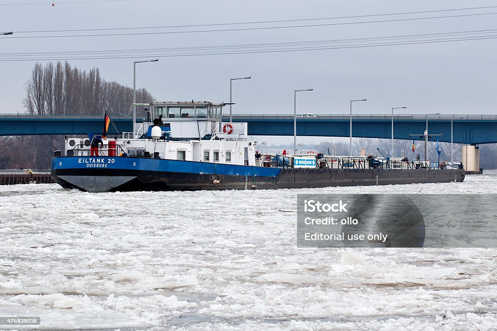 Buque tanque EILTANK 20 navegar por el río Main, ice floes - Foto de stock de 2015 libre de derechos