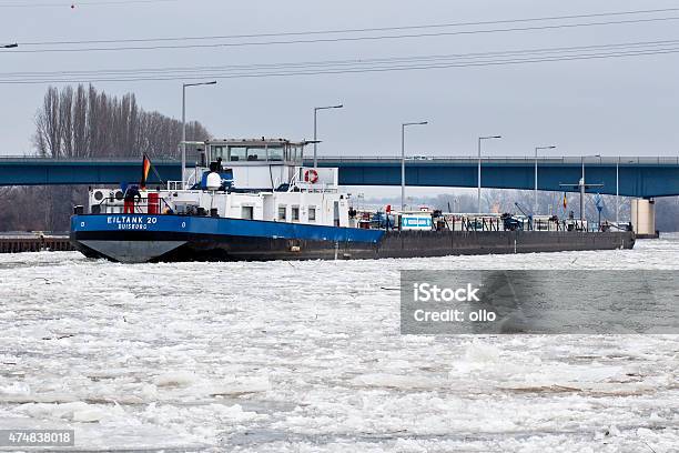 Buque Tanque Eiltank 20 Navegar Por El Río Main Ice Floes Foto de stock y más banco de imágenes de 2015