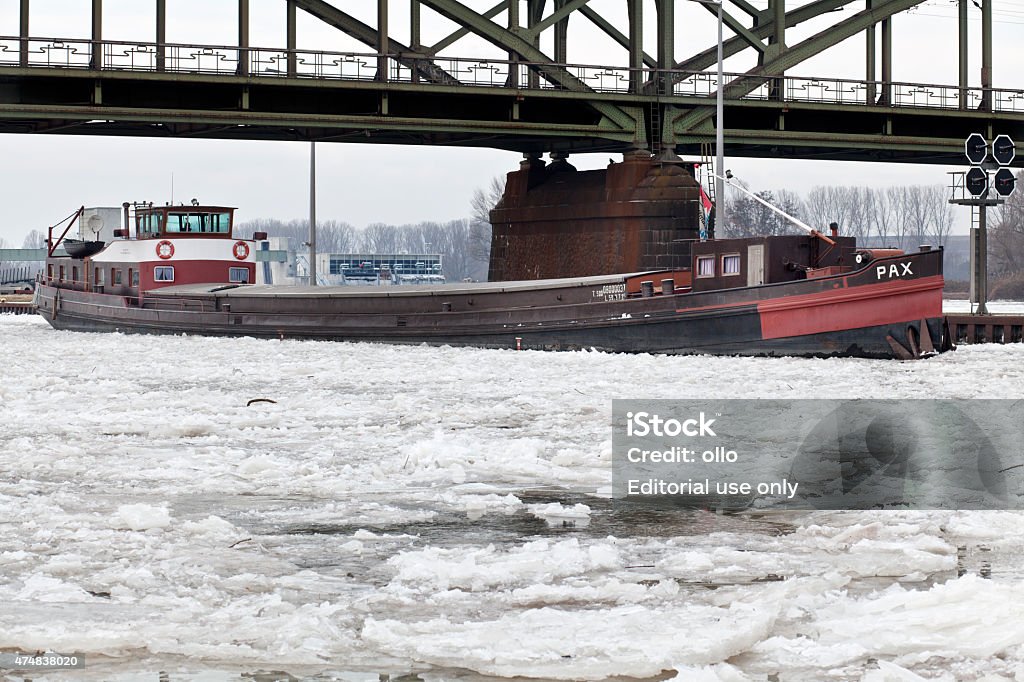 Barco de carga y hielo floes el río Main, Alemania - Foto de stock de 2015 libre de derechos