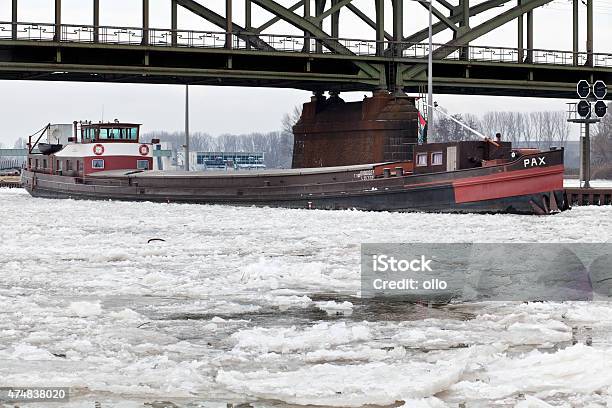 Barco De Carga Y Hielo Floes El Río Main Alemania Foto de stock y más banco de imágenes de 2015 - 2015, Acero, Agua