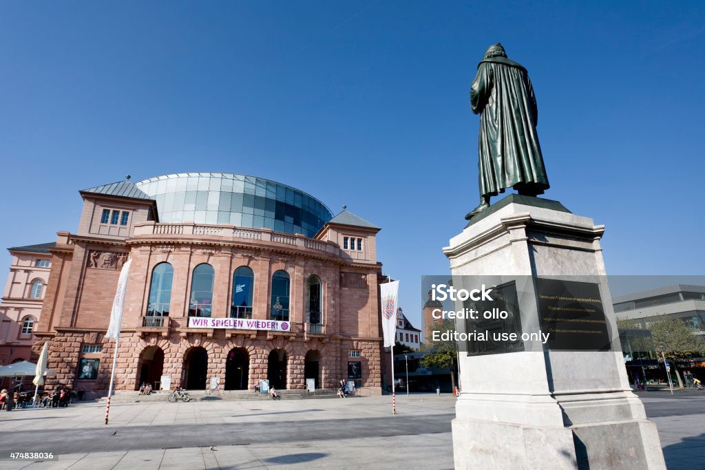 Vista en Staatstheater Mainz y Gutenberg memorial - Foto de stock de 2015 libre de derechos