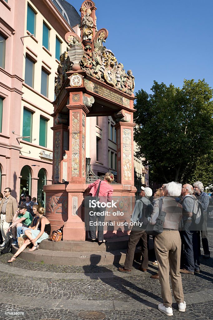 Turistas en el centro de la ciudad de Maguncia, Alemania - Foto de stock de 2015 libre de derechos