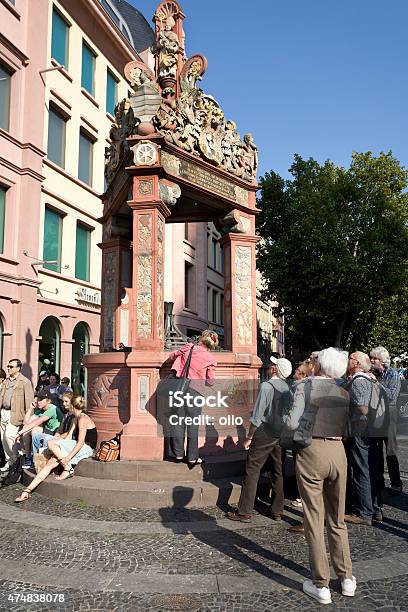 Turistas En El Centro De La Ciudad De Maguncia Alemania Foto de stock y más banco de imágenes de 2015