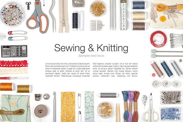 coudre et tricoter sur fond blanc - sewing tailor thread sewing kit photos et images de collection