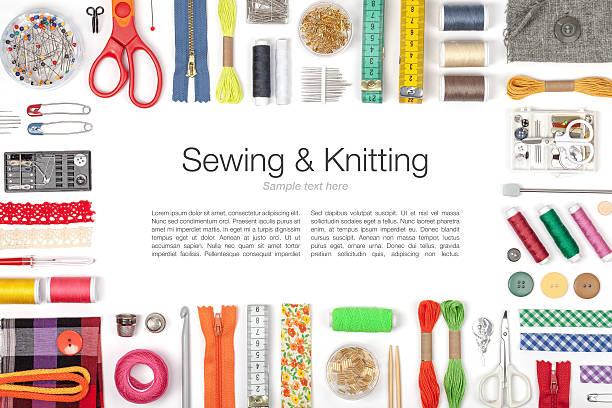 coudre et tricoter sur fond blanc - sewing tailor thread sewing kit photos et images de collection