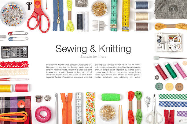 cucire e per maglieria su sfondo bianco - sewing tailor thread sewing kit foto e immagini stock